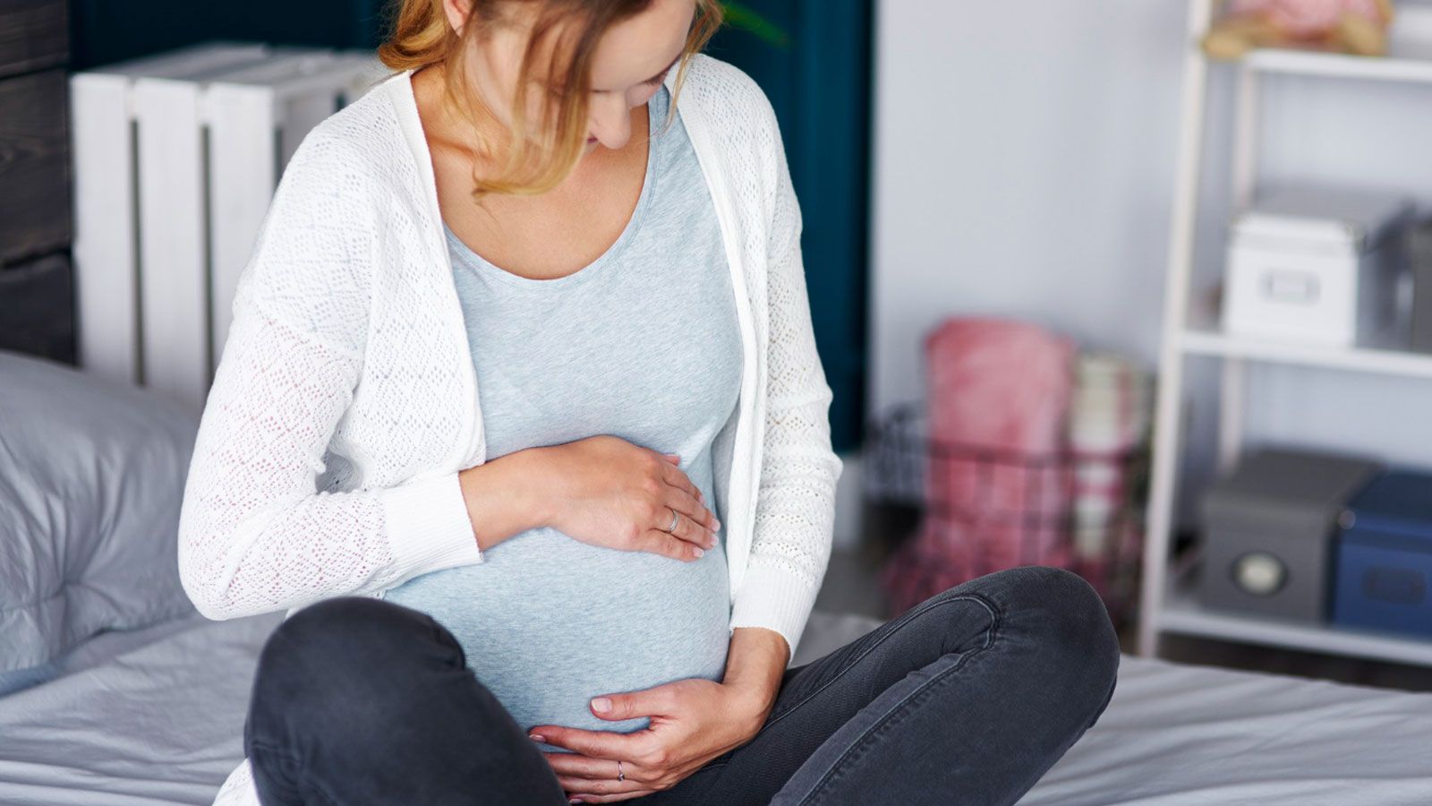 Hamilelikte ilk haftalarda, ilk aylarda kanama görülmesi yerleşme kanamasından kaynaklanabildiği gibi düşük, molar gebelik, dış gebelik gibi durumlar da kanamaya yol açabiliyor.